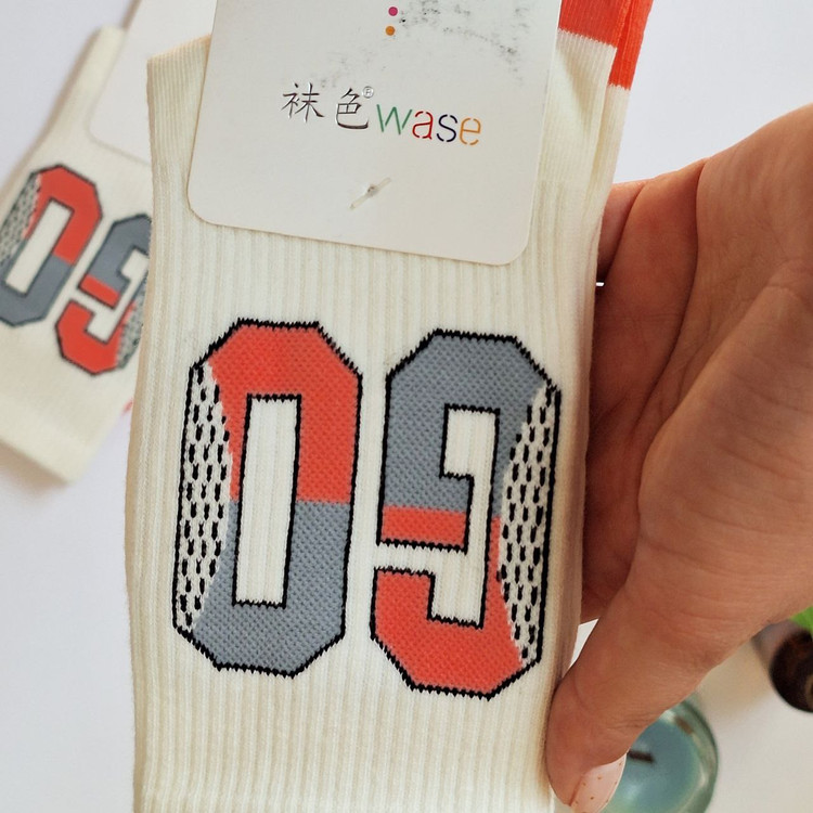 خرید جوراب زنانه پاییزه خارجی با قیمت خوب