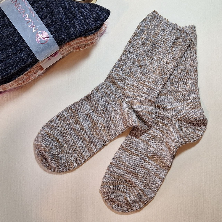 خرید جوراب پشمی زنانه با قیمت مناسب