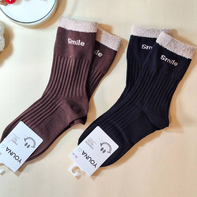 جوراب زمستانی لب موهر طرح Smile، انتخابی گرم و شیک با خرید آسان و ارسال فوری