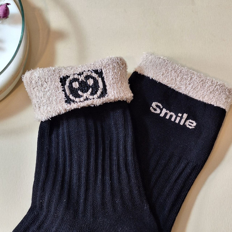 جوراب لب موهر طرح Smile با کیفیت بالا و راحتی فوقالعاده، مناسب خرید آنلاین