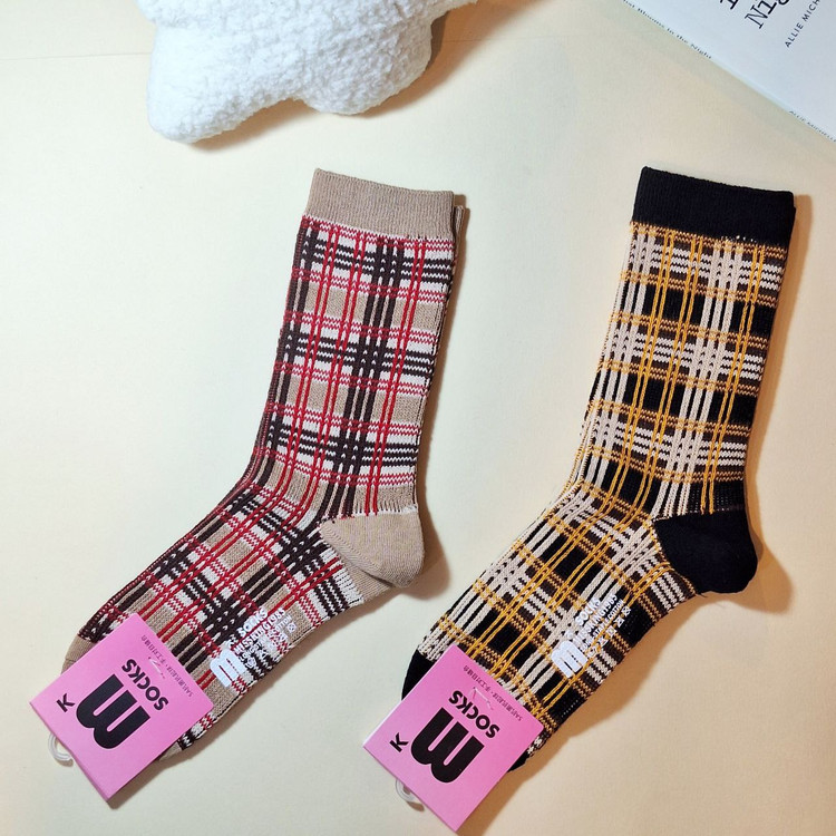 جوراب ساقدار بافت زنانه کلاسیک با طراحی ساده و شیک، مناسب استفاده روزمره