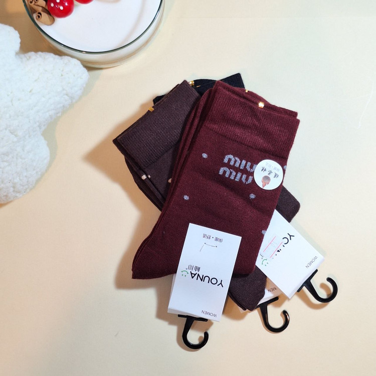 جوراب ساقدار زنانه MiuMiu با طراحی شیک و کیفیت عالی برای استایل روزمره