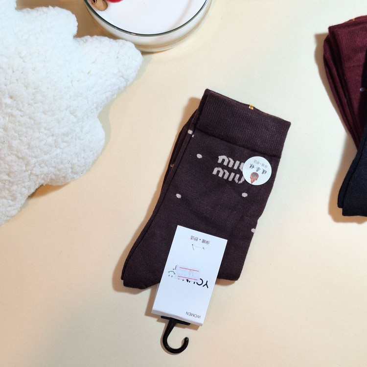 جوراب ساقدار برند MiuMiu با دوخت تمیز و متریال باکیفیت