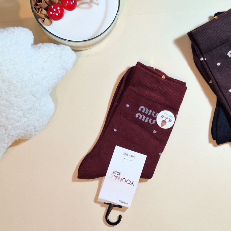 خرید جوراب ساقدار زنانه MiuMiu با طراحی مینیمال، کیفیت بالا و قیمت مناسب برای استفاده روزمره