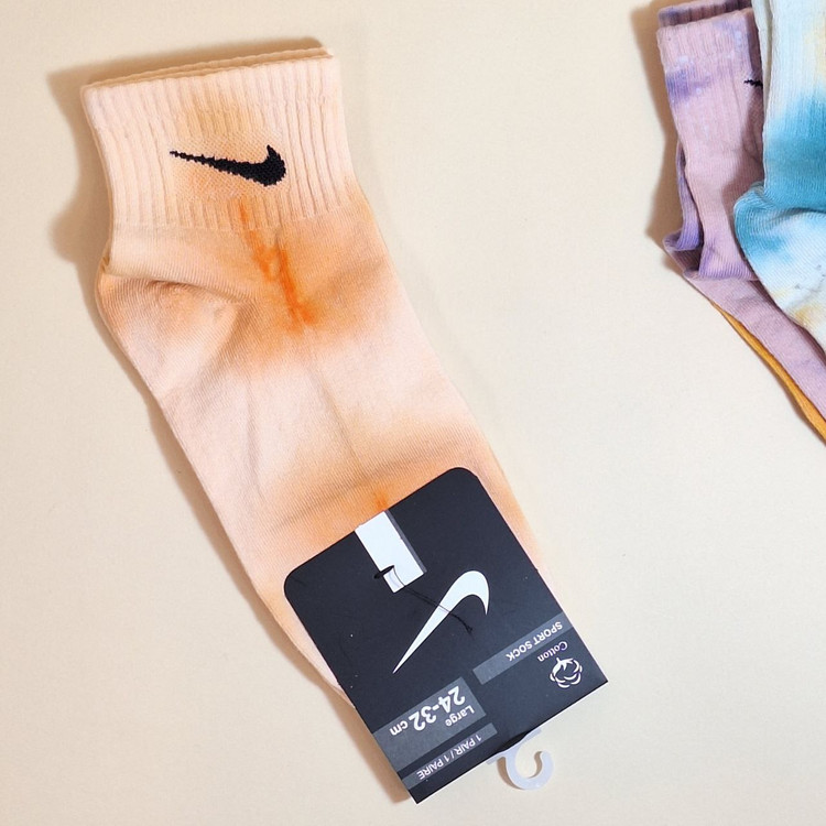 خرید جوراب زنانه آبرنگی مناسب ورزش با قیمت مناسب